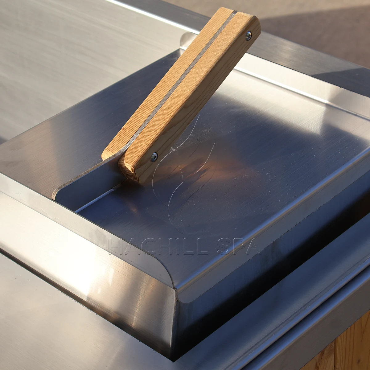 HT18 hot tub stainless lid and handle detail